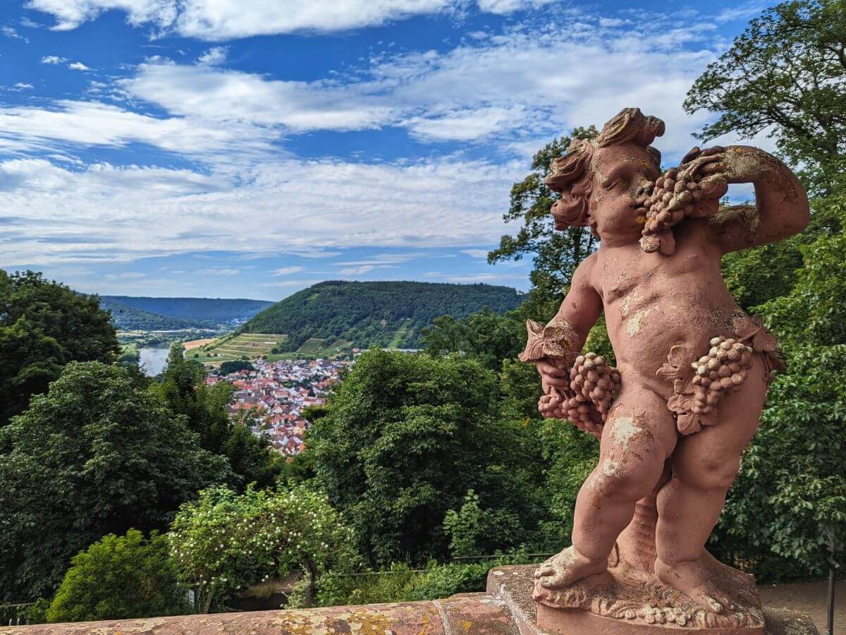 Atemberaubender Blick vom Klostergarten Engelberg ins malerische Maintal